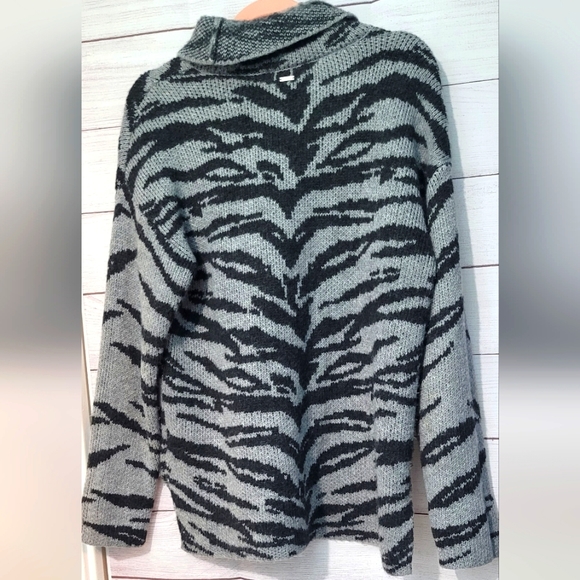 Euc DKNY zebra print mock neck heavy  knit sweater size M - Picture 12 of 12